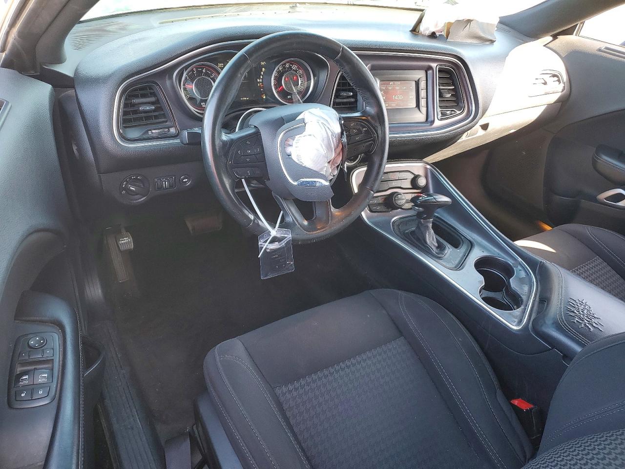 2016 DODGE CHALLENGER SXT photo 22
