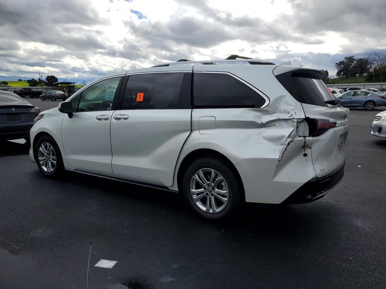 2022 TOYOTA SIENNA photo 2