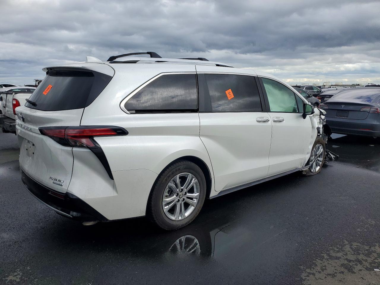 2022 TOYOTA SIENNA photo 3