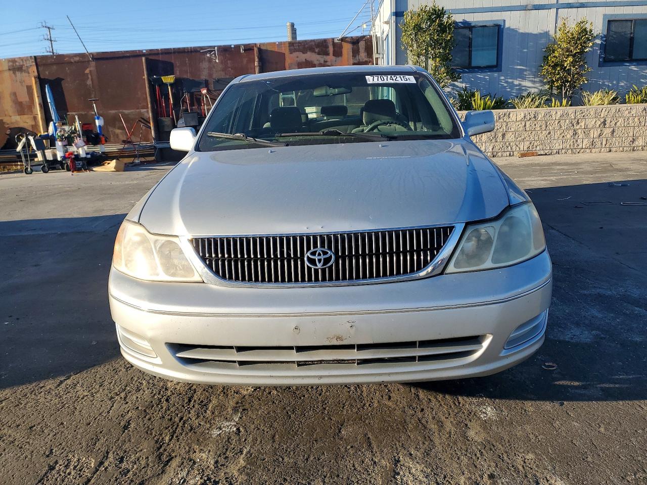 2002 TOYOTA AVALON XL photo 5