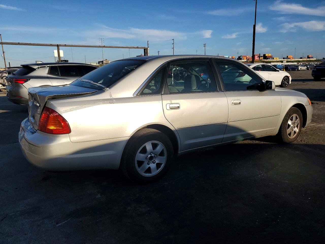 2002 TOYOTA AVALON XL photo 3