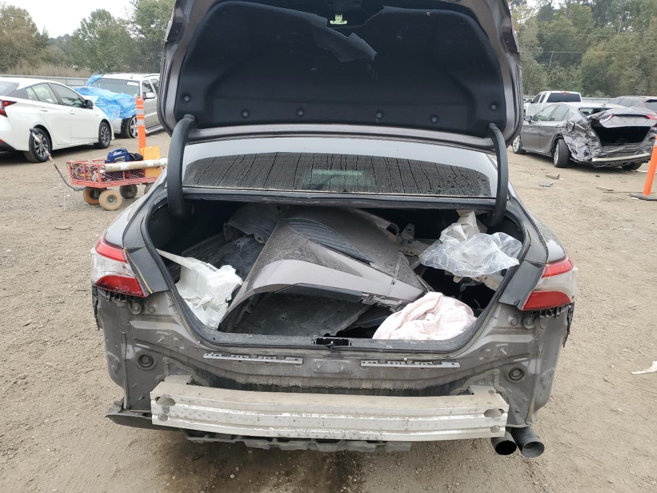 2020 TOYOTA CAMRY SE photo 16