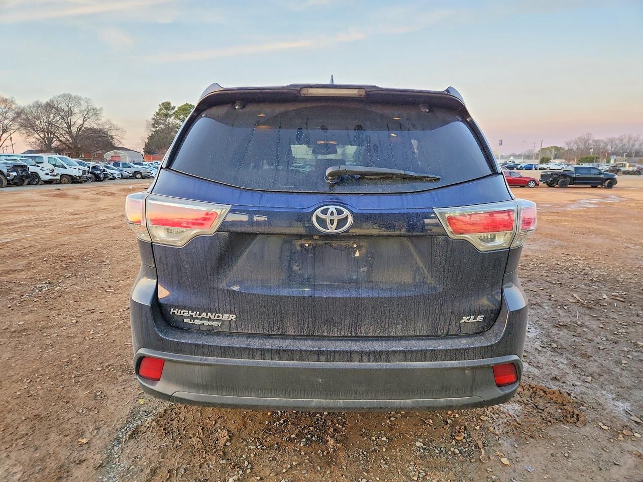 2016 TOYOTA HIGHLANDER XLE photo 6