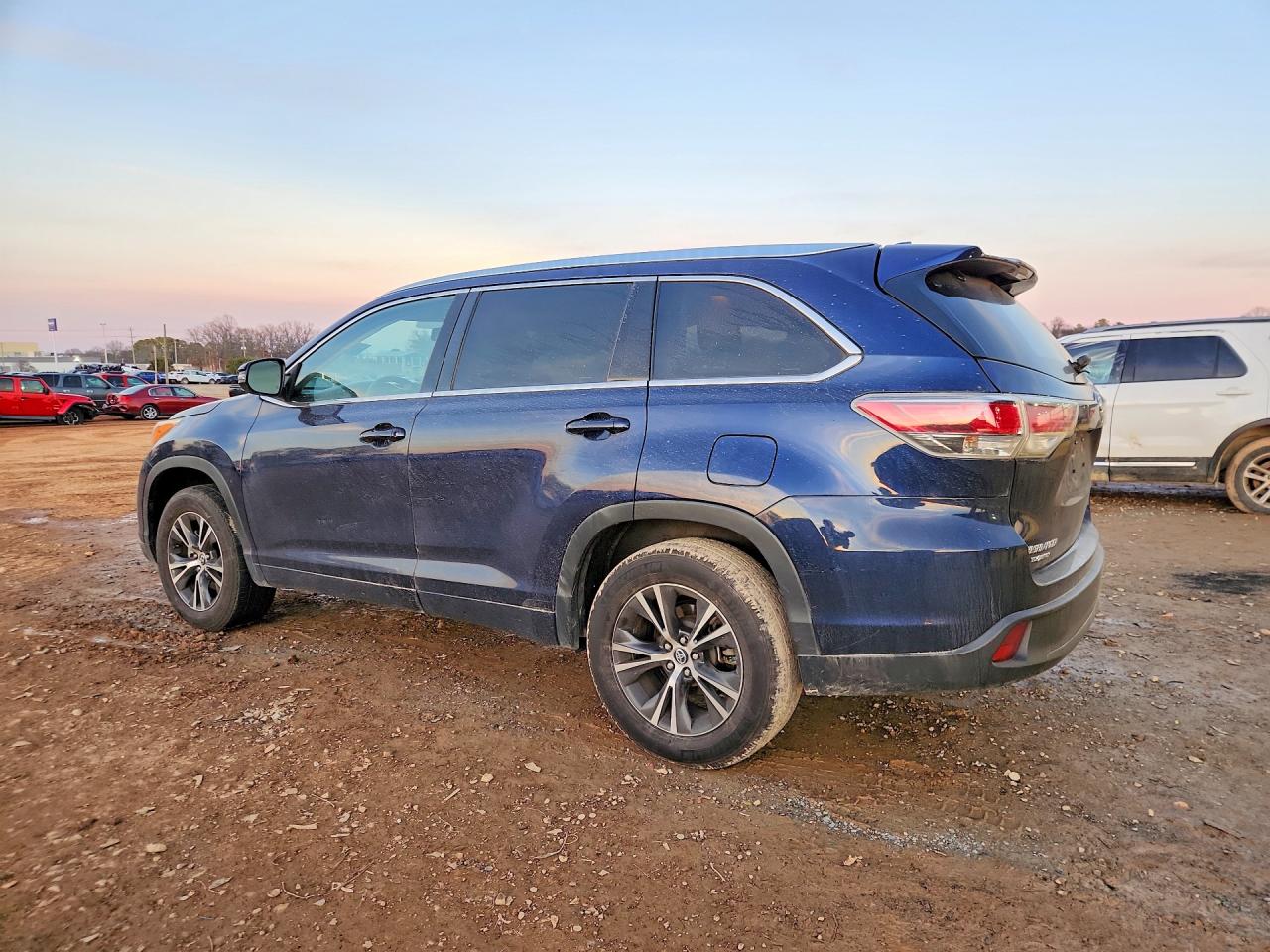2016 TOYOTA HIGHLANDER XLE photo 2