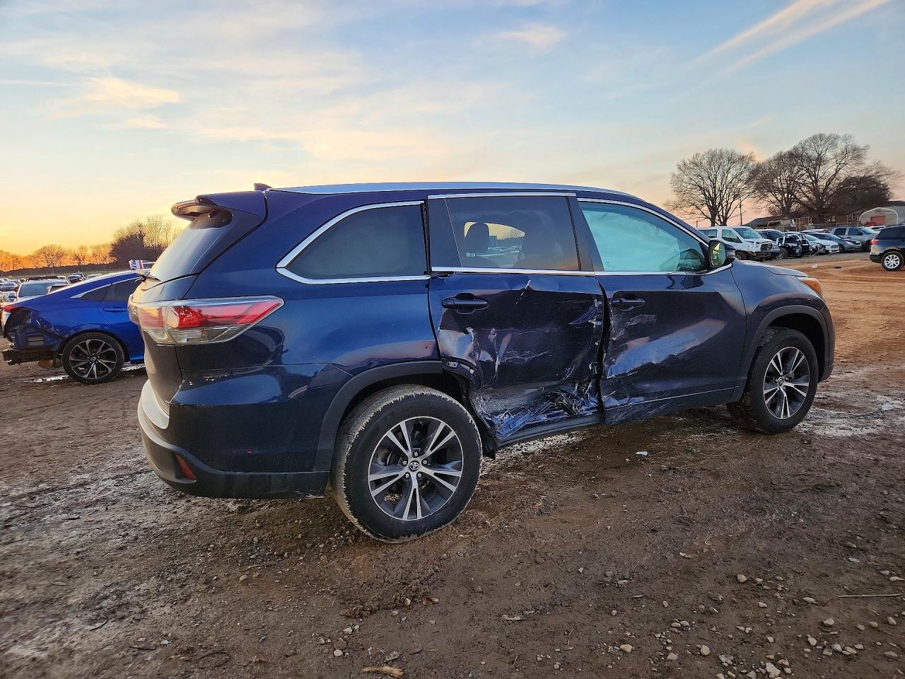 2016 TOYOTA HIGHLANDER XLE photo 3