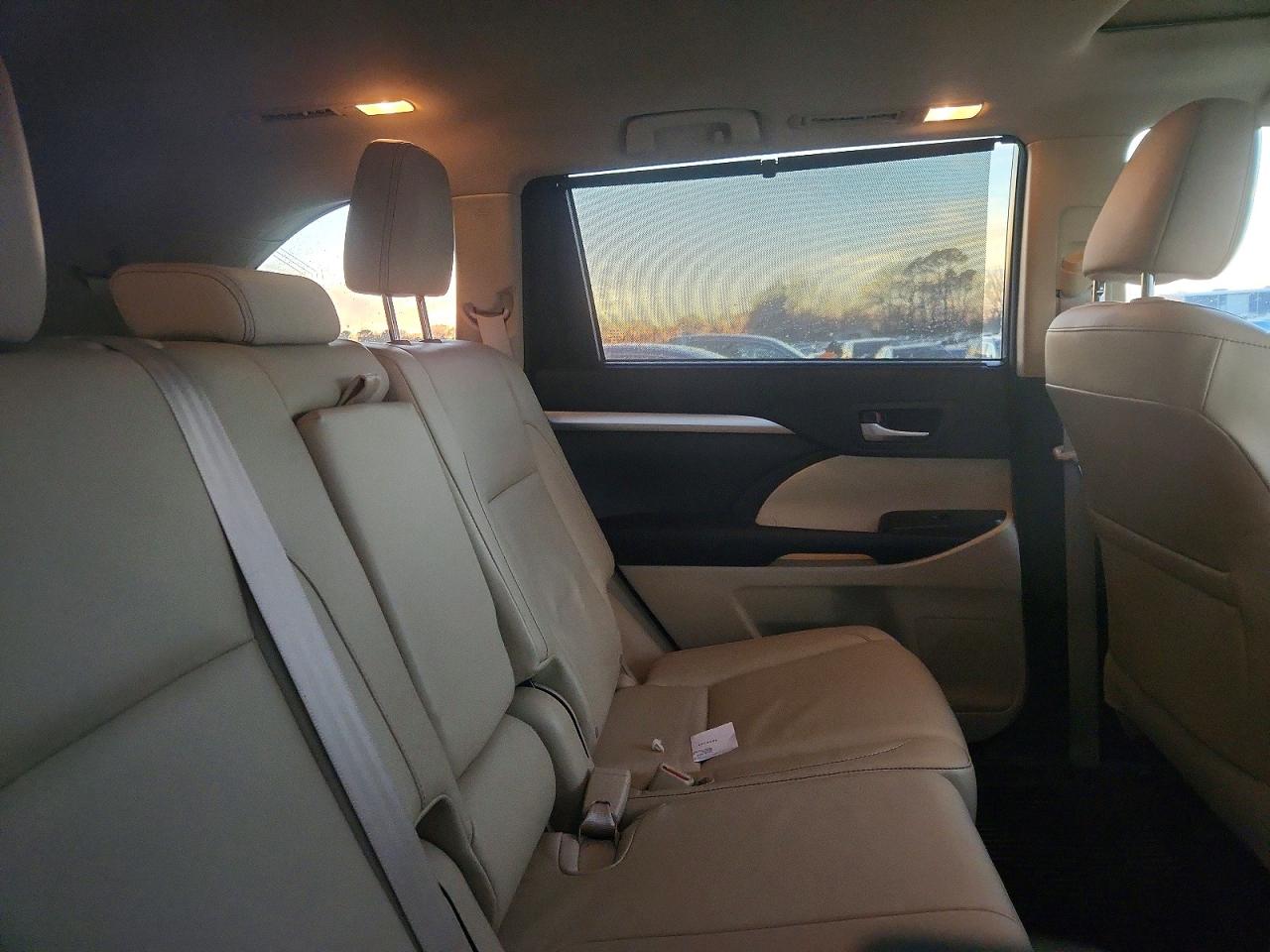 2016 TOYOTA HIGHLANDER XLE photo 11
