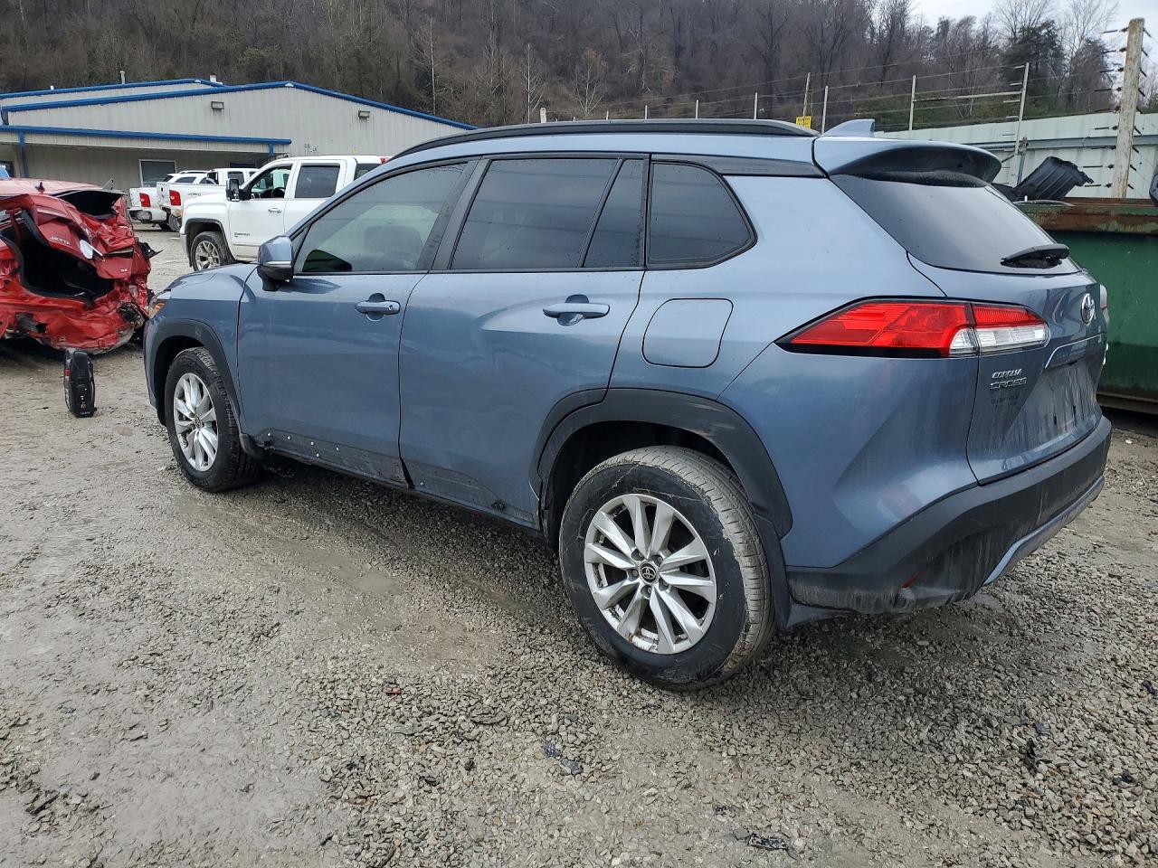 2022 TOYOTA COROLLA CROSS LE photo 2