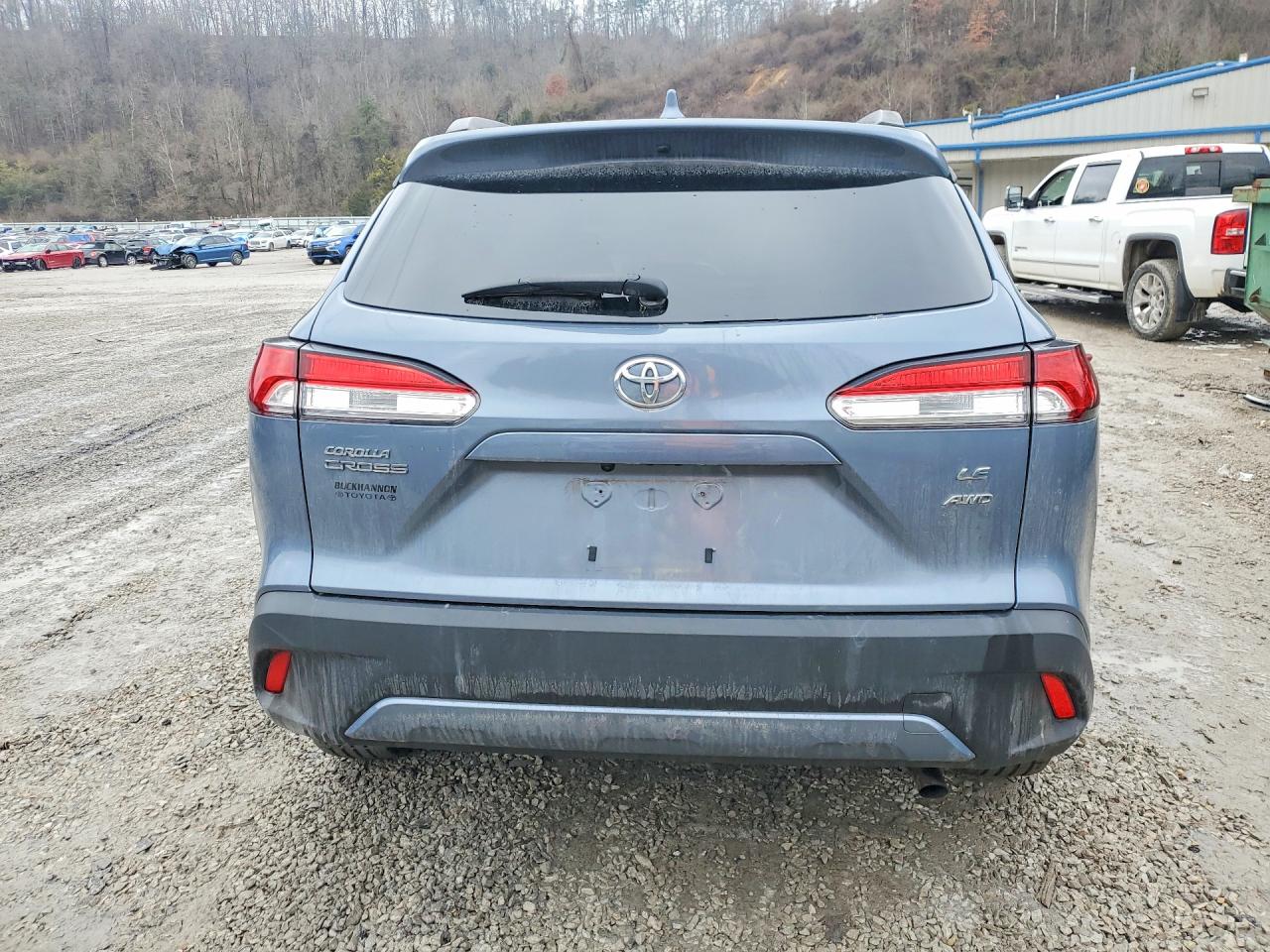 2022 TOYOTA COROLLA CROSS LE photo 6