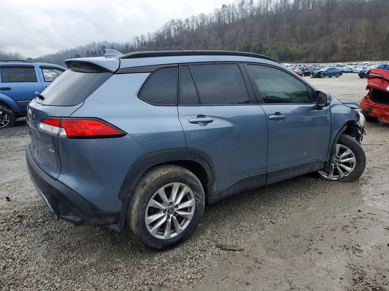 2022 TOYOTA COROLLA CROSS LE photo 3