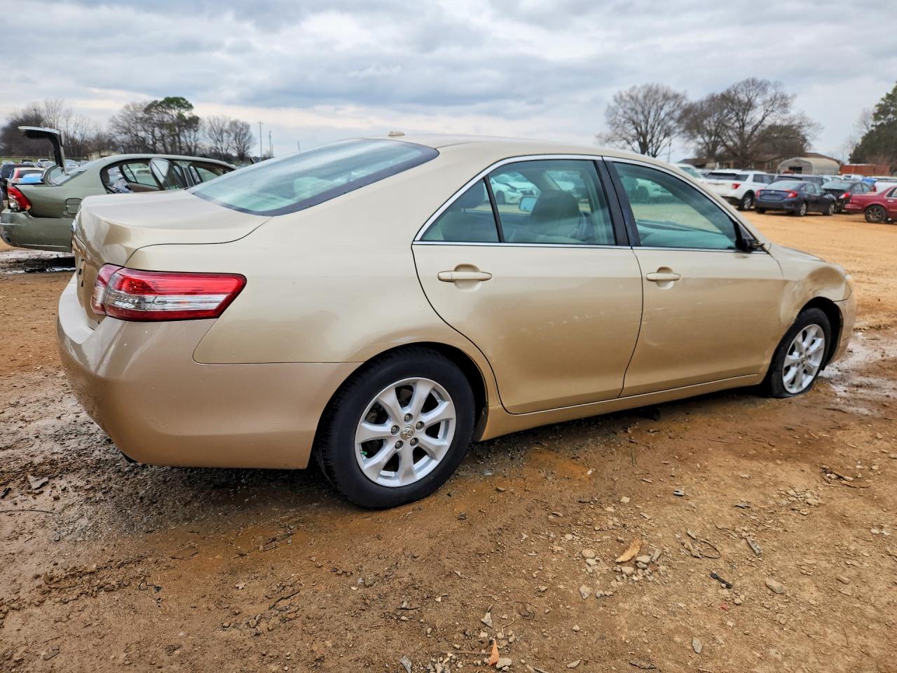 2011 TOYOTA CAMRY LE photo 3