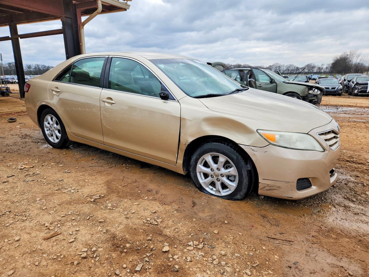2011 TOYOTA CAMRY LE photo 4