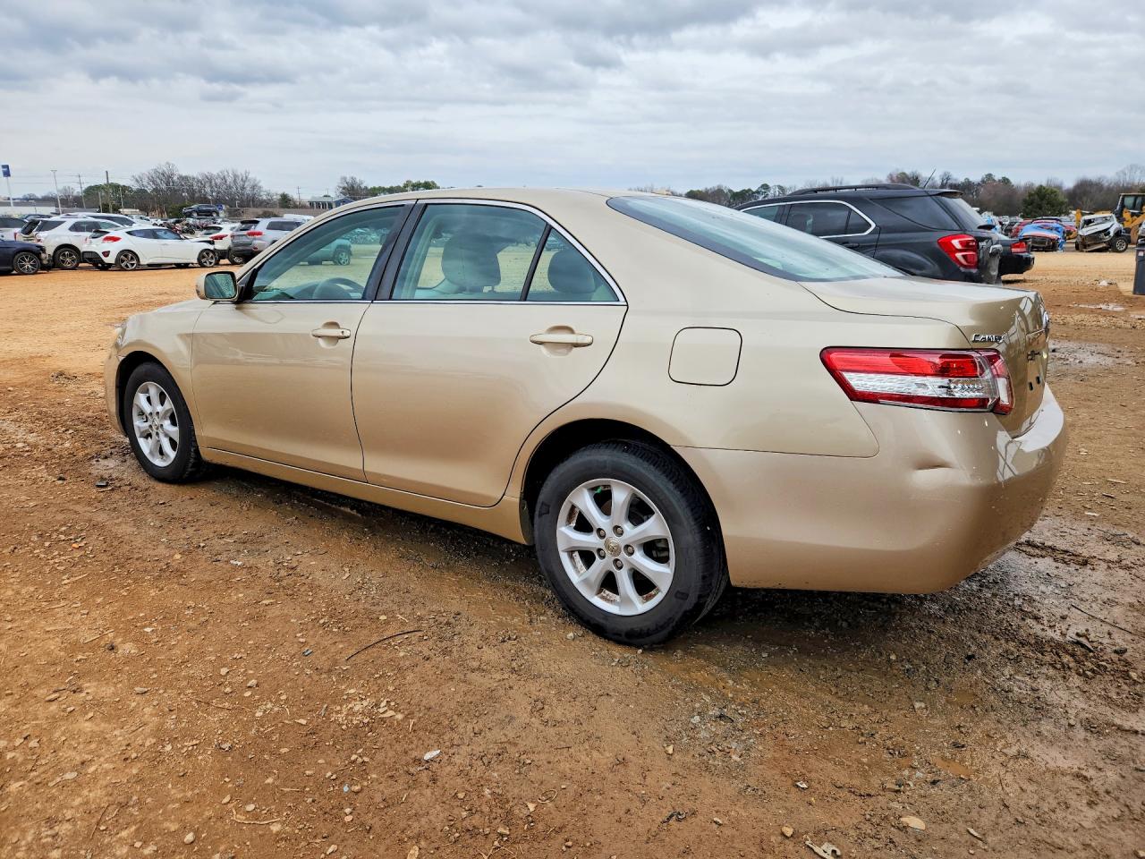 2011 TOYOTA CAMRY LE photo 2