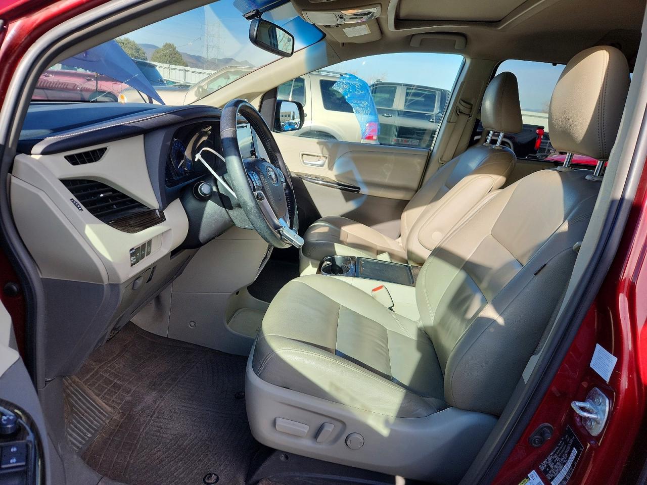 2015 TOYOTA SIENNA XLE 7-PASSENGER photo 13