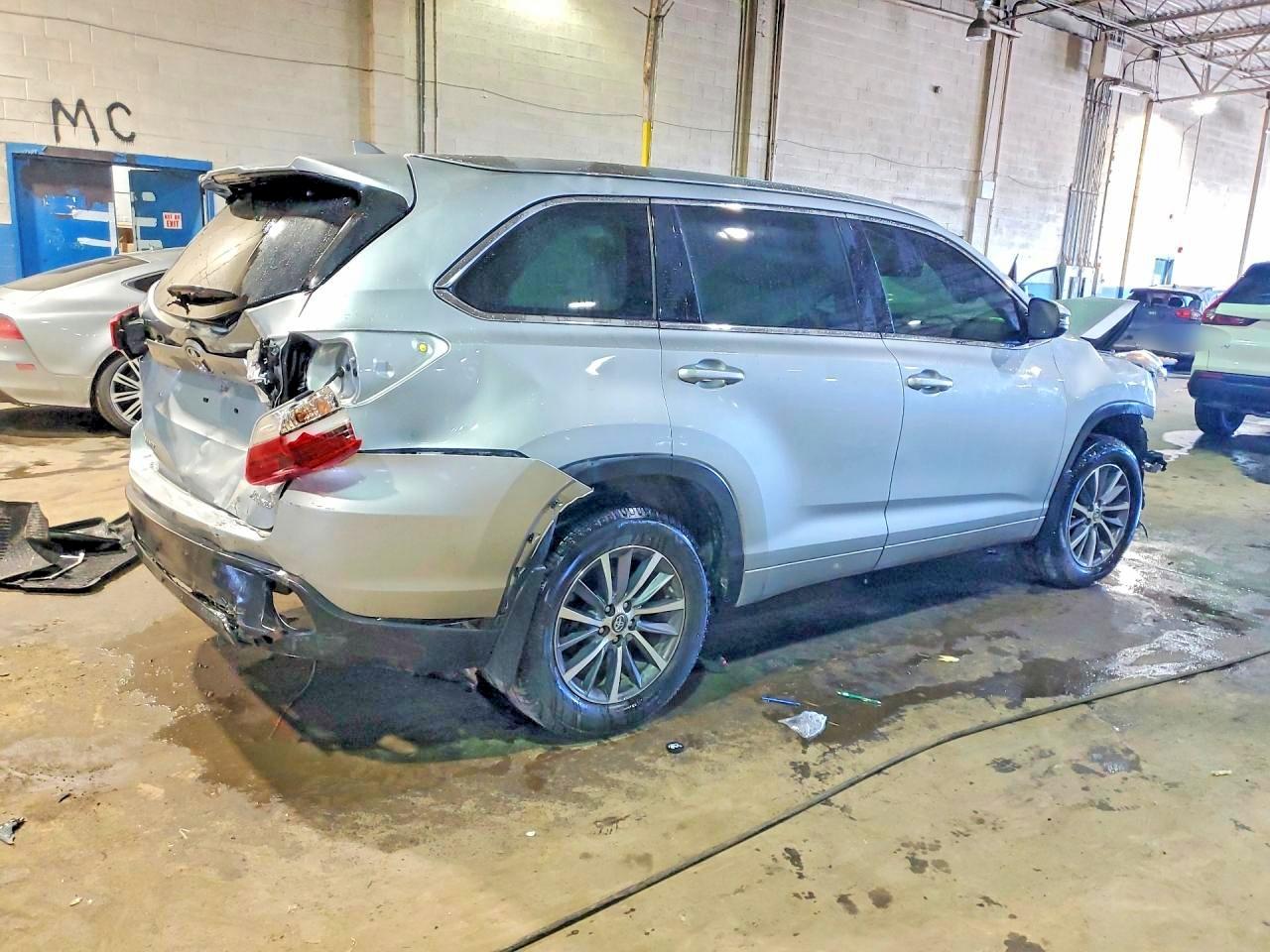 2018 TOYOTA HIGHLANDER XLE photo 7