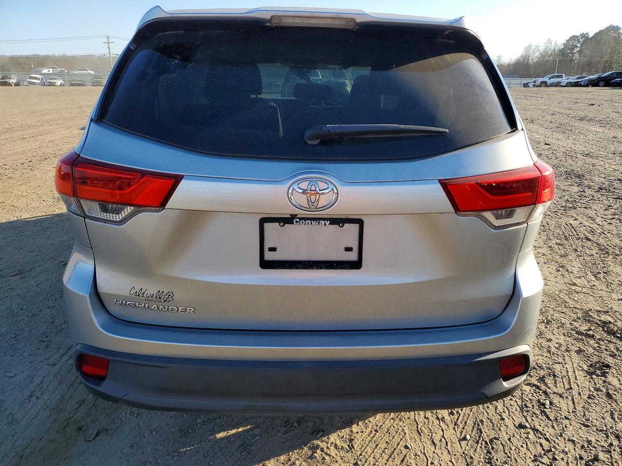 2019 TOYOTA HIGHLANDER LE photo 11