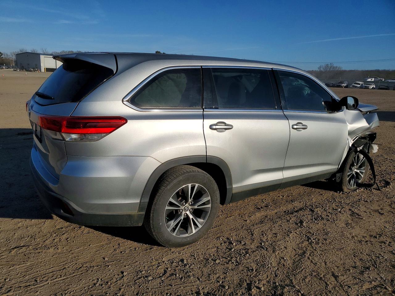 2019 TOYOTA HIGHLANDER LE photo 5