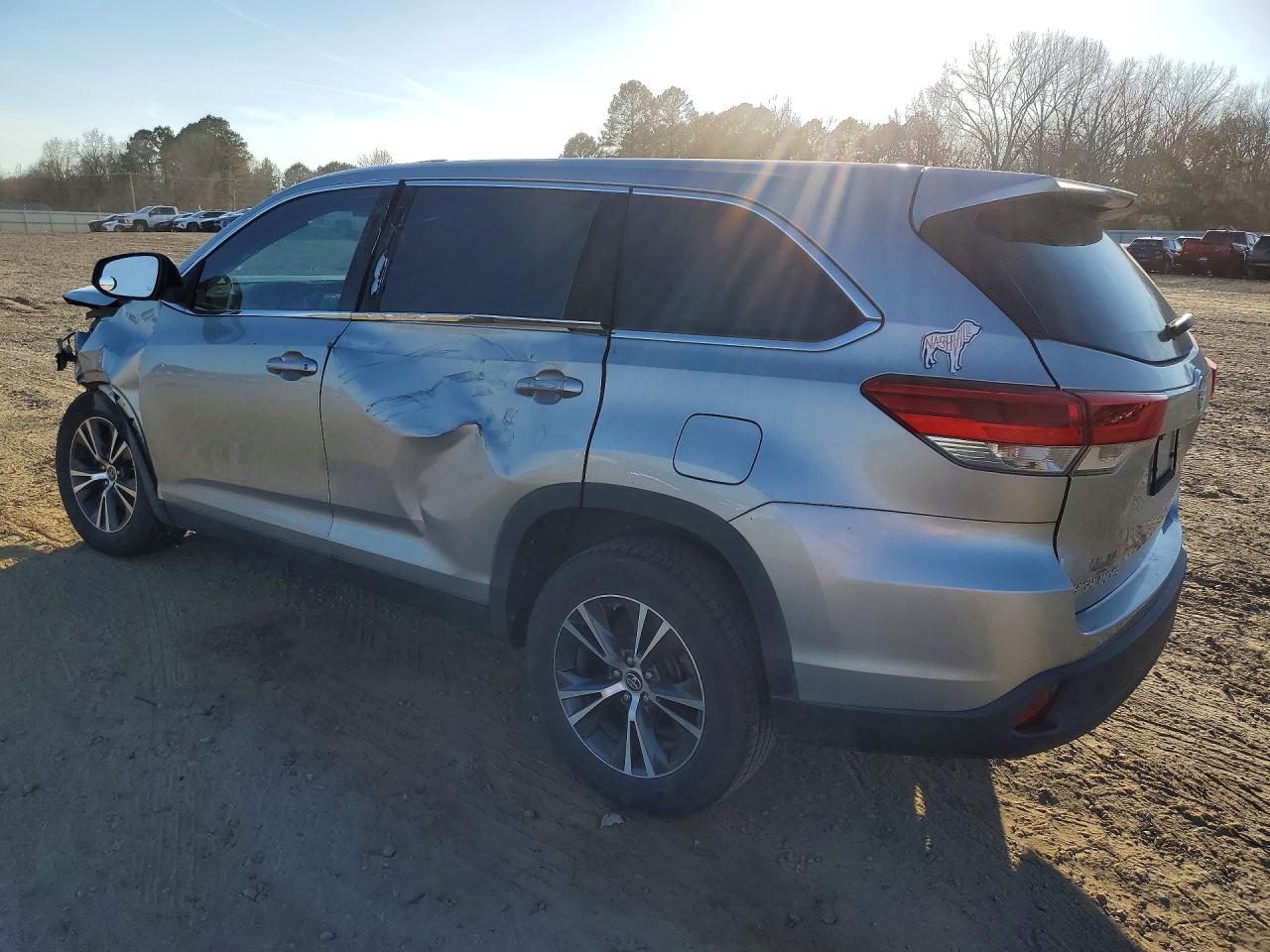 2019 TOYOTA HIGHLANDER LE photo 3