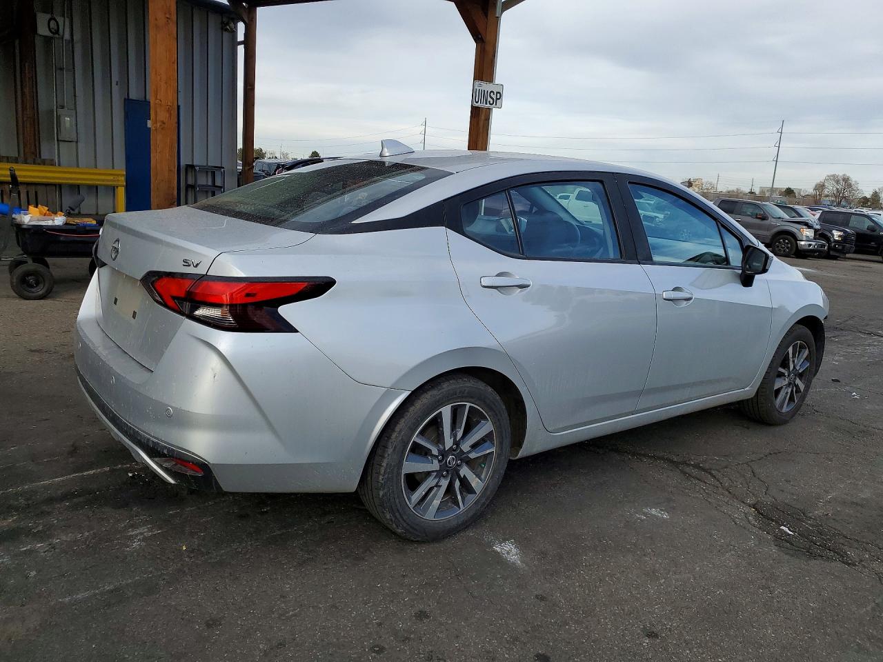 2021 NISSAN VERSA SV photo 5
