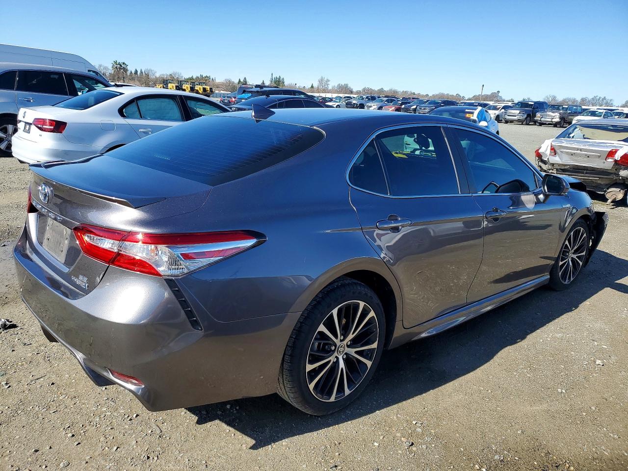2020 TOYOTA CAMRY SE photo 3