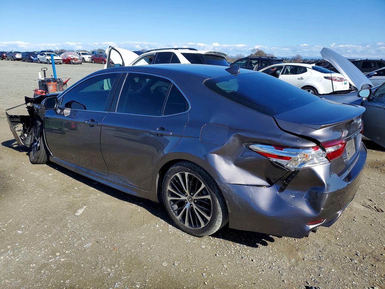 2020 TOYOTA CAMRY SE photo 2