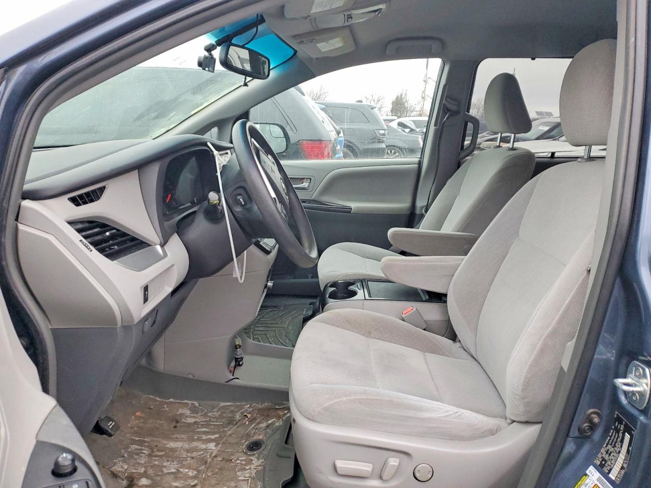 2015 TOYOTA SIENNA LE photo 7