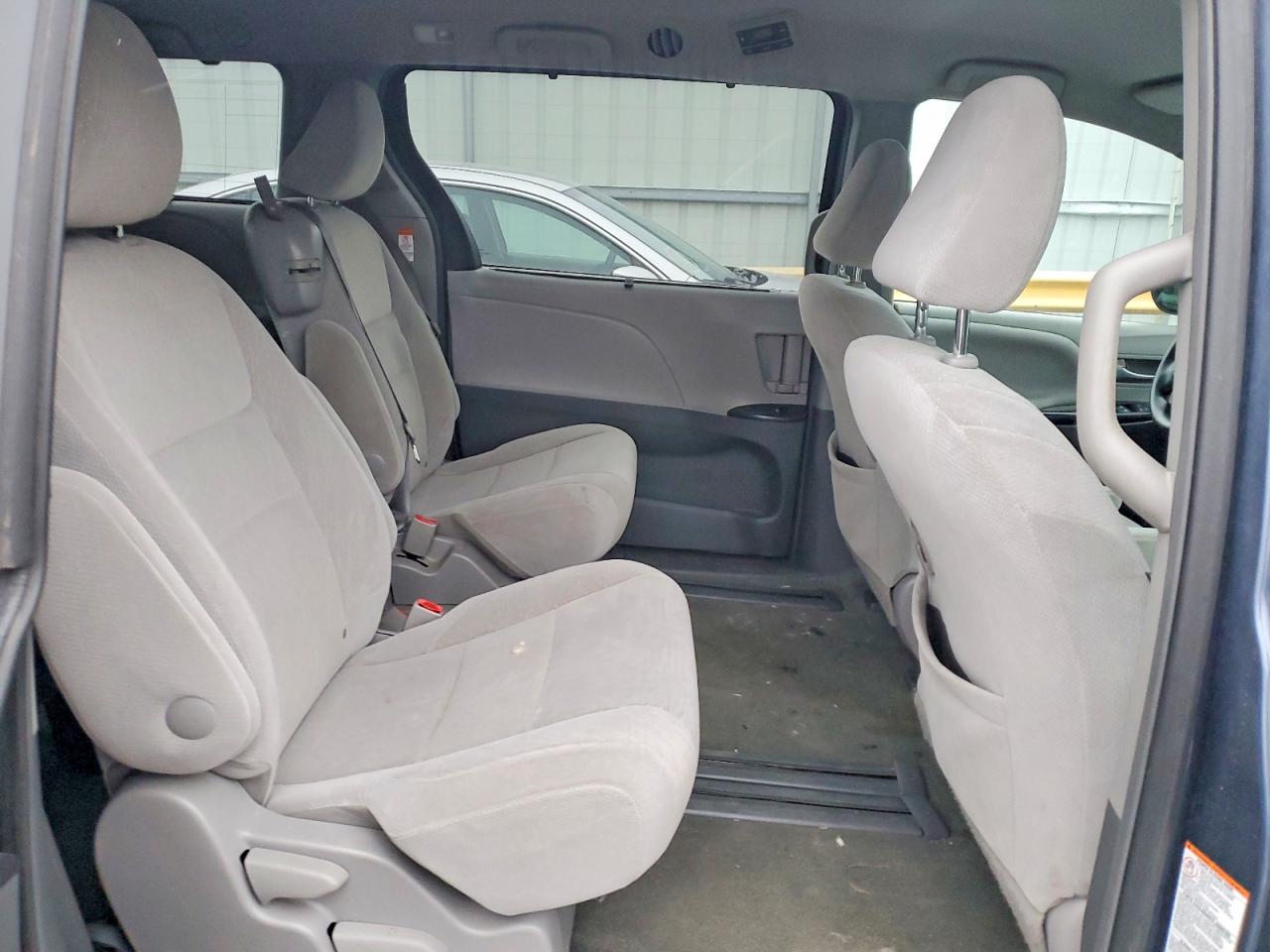 2015 TOYOTA SIENNA LE photo 10