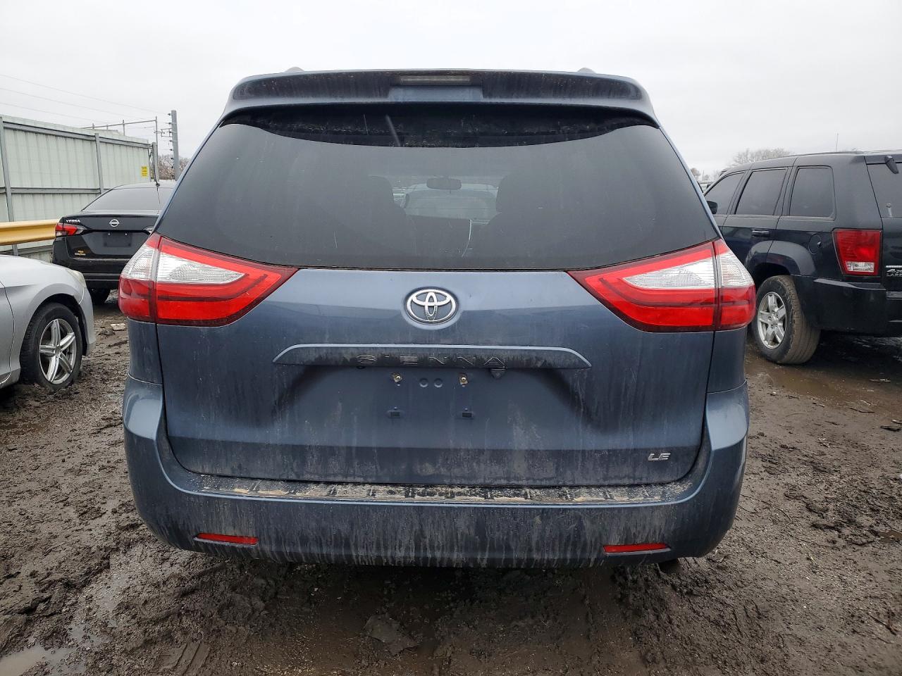 2015 TOYOTA SIENNA LE photo 6