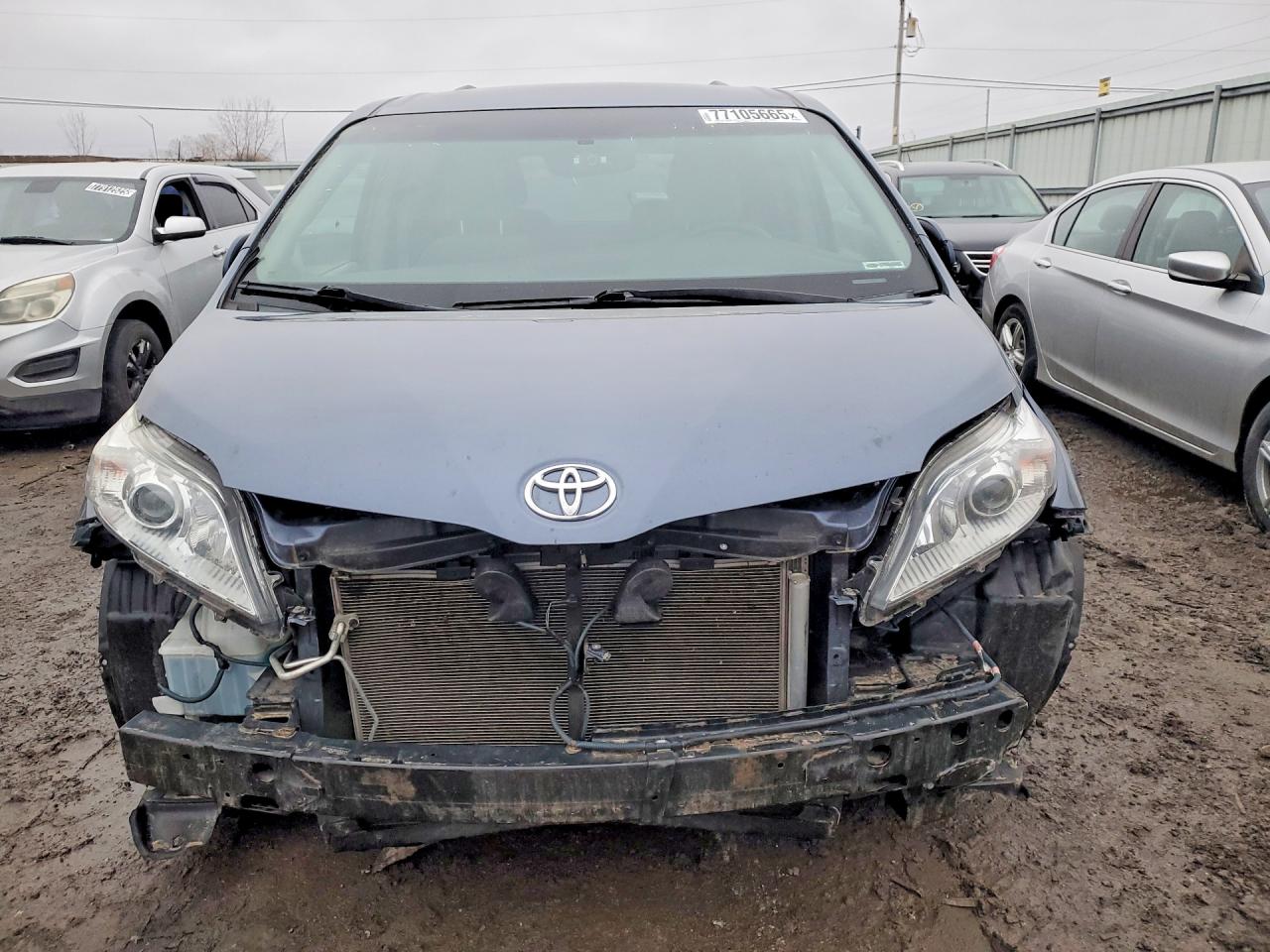 2015 TOYOTA SIENNA LE photo 5