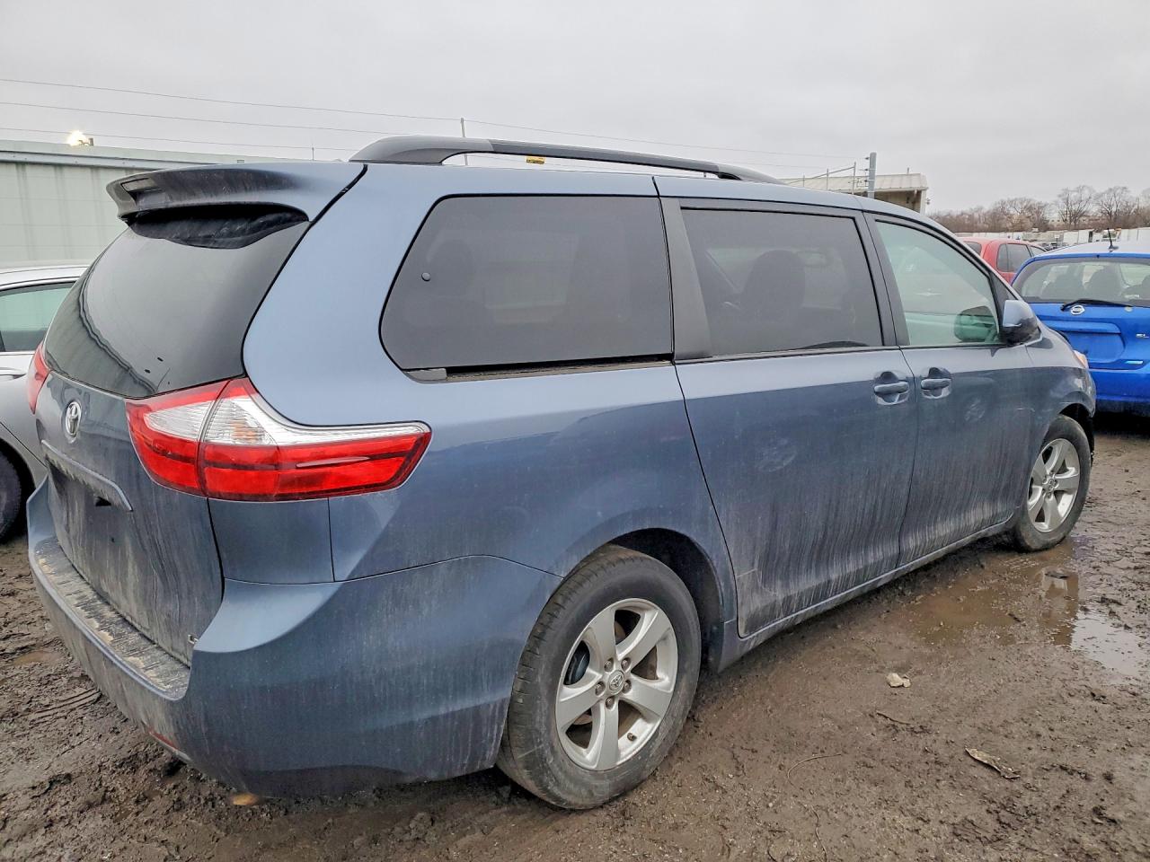 2015 TOYOTA SIENNA LE photo 3