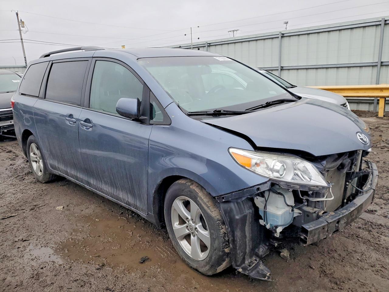 2015 TOYOTA SIENNA LE photo 4
