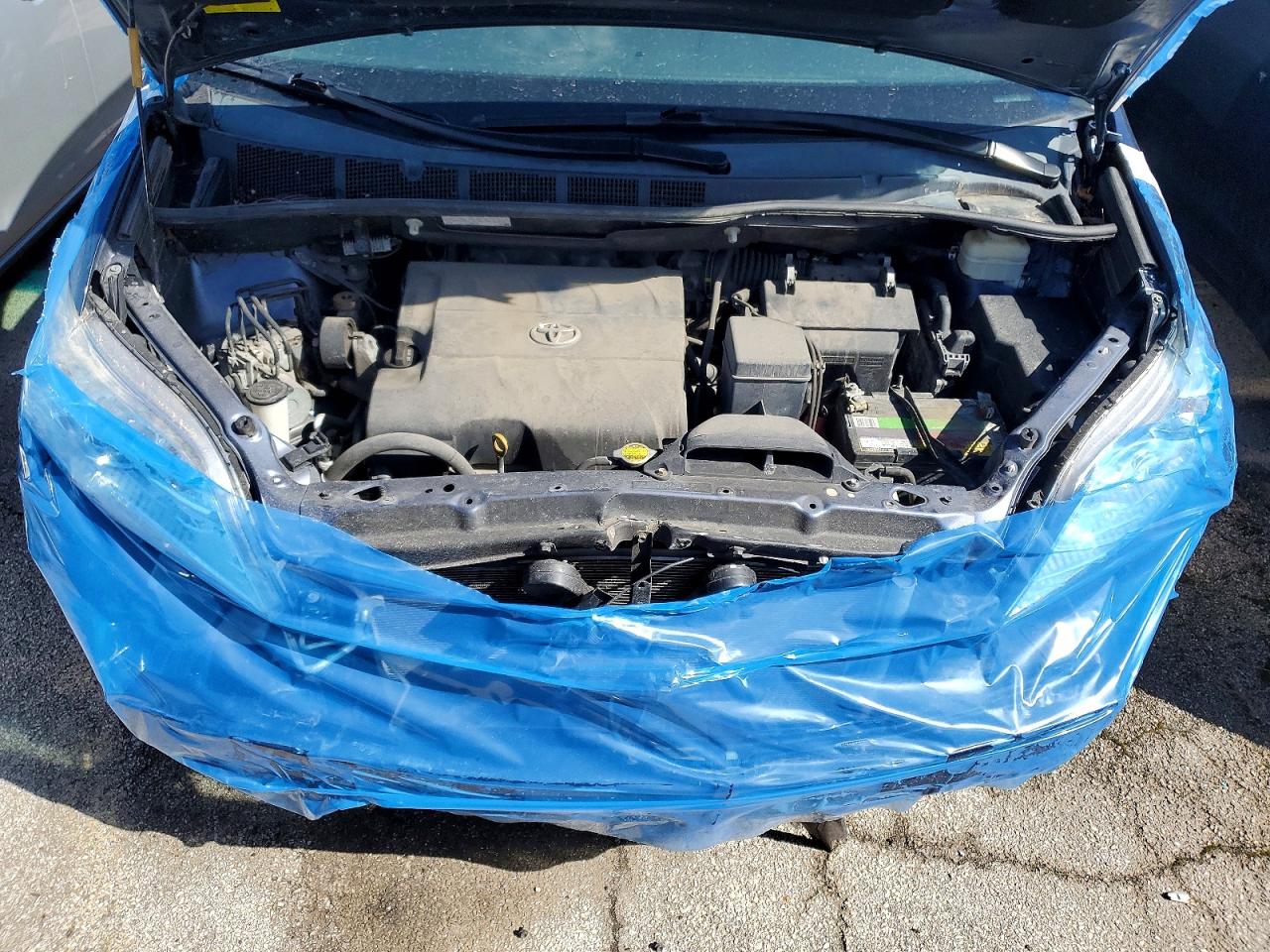 2015 TOYOTA SIENNA LE photo 11