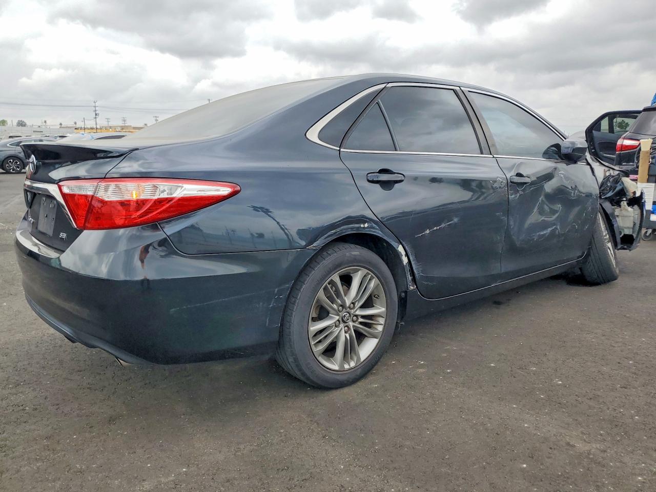 2017 TOYOTA CAMRY LE photo 5