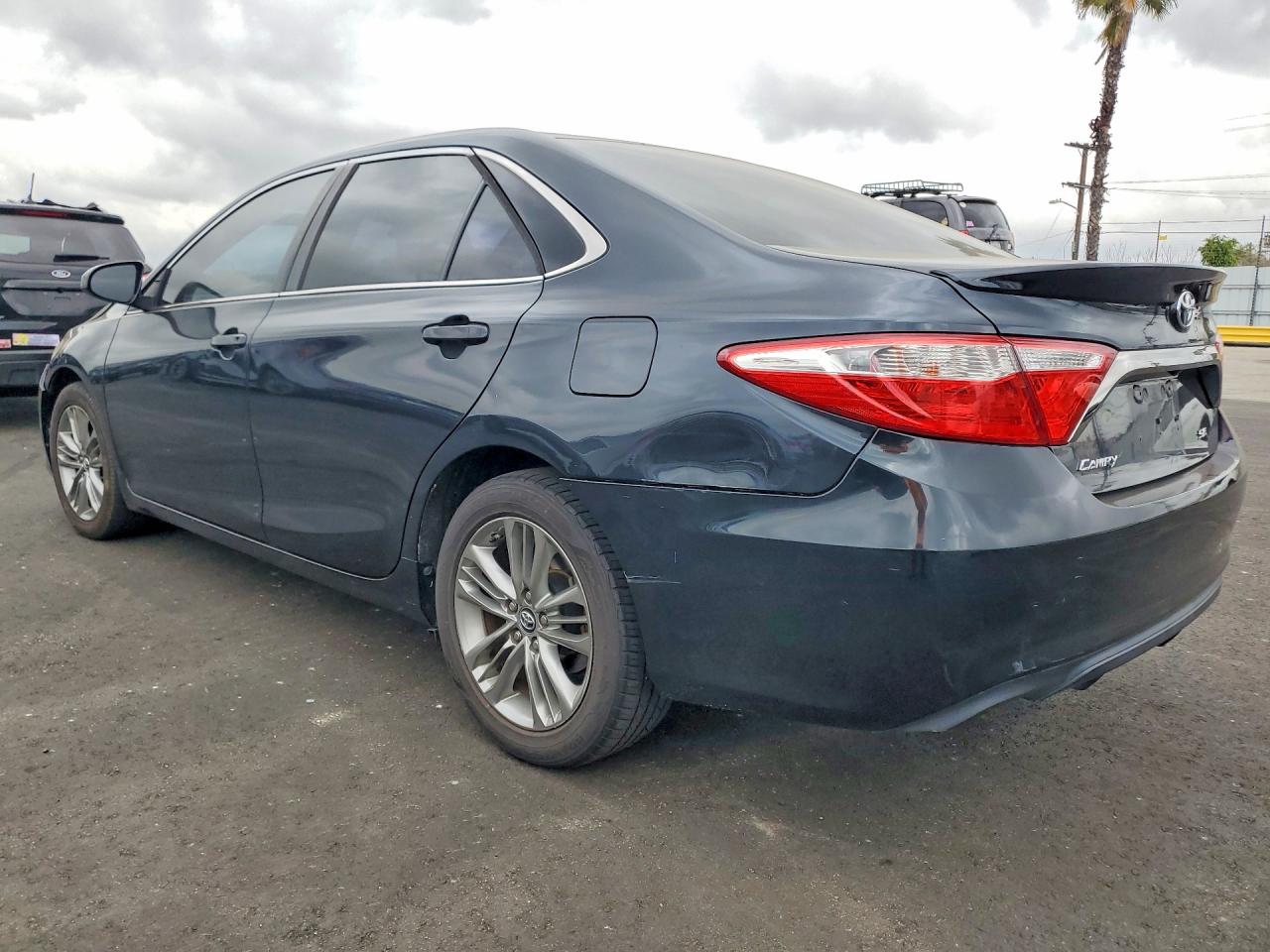 2017 TOYOTA CAMRY LE photo 3
