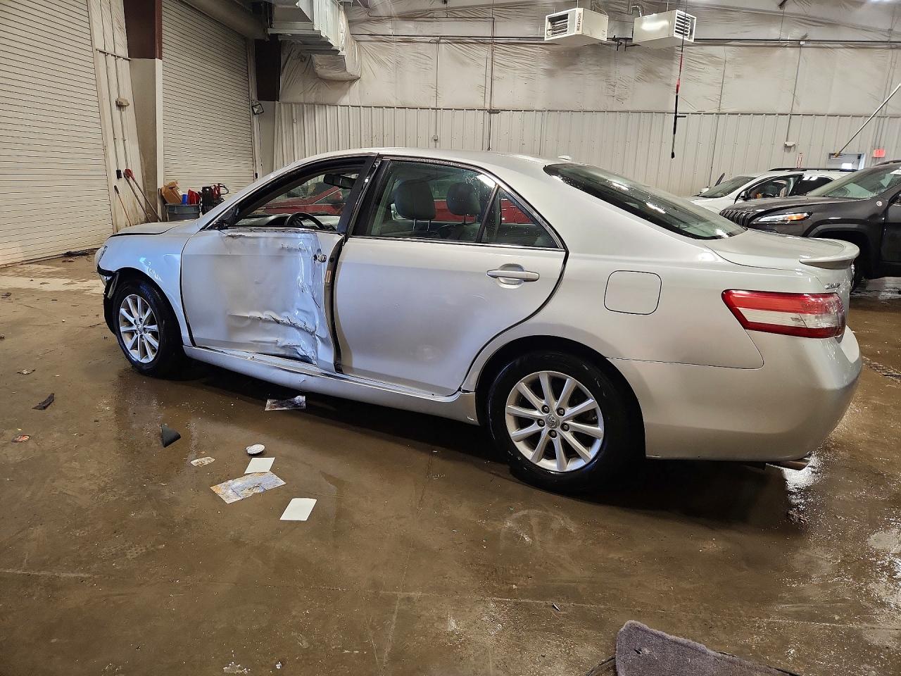 2010 TOYOTA CAMRY XLE V6 photo 3