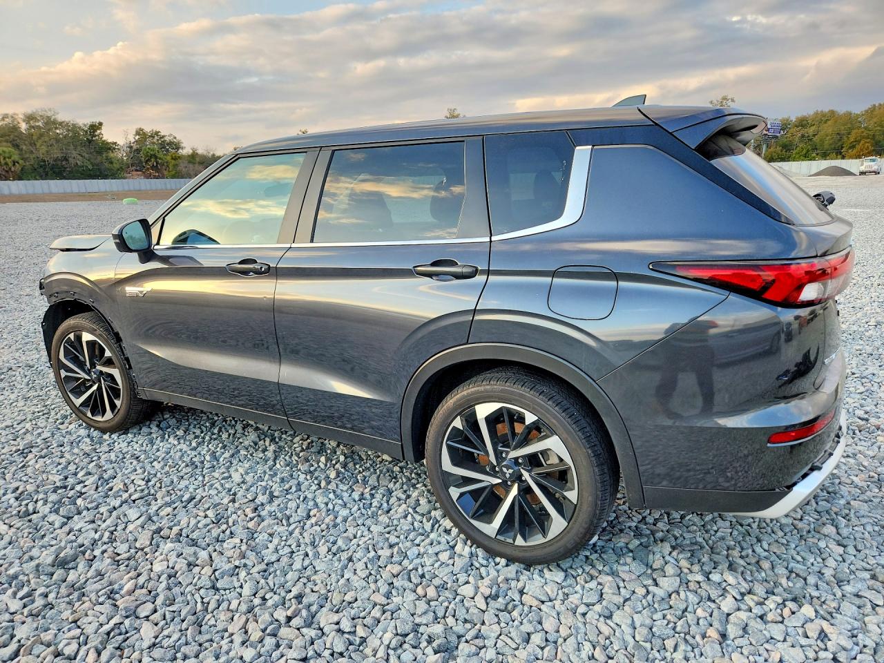 2025 MITSUBISHI OUTLANDER SE photo 2