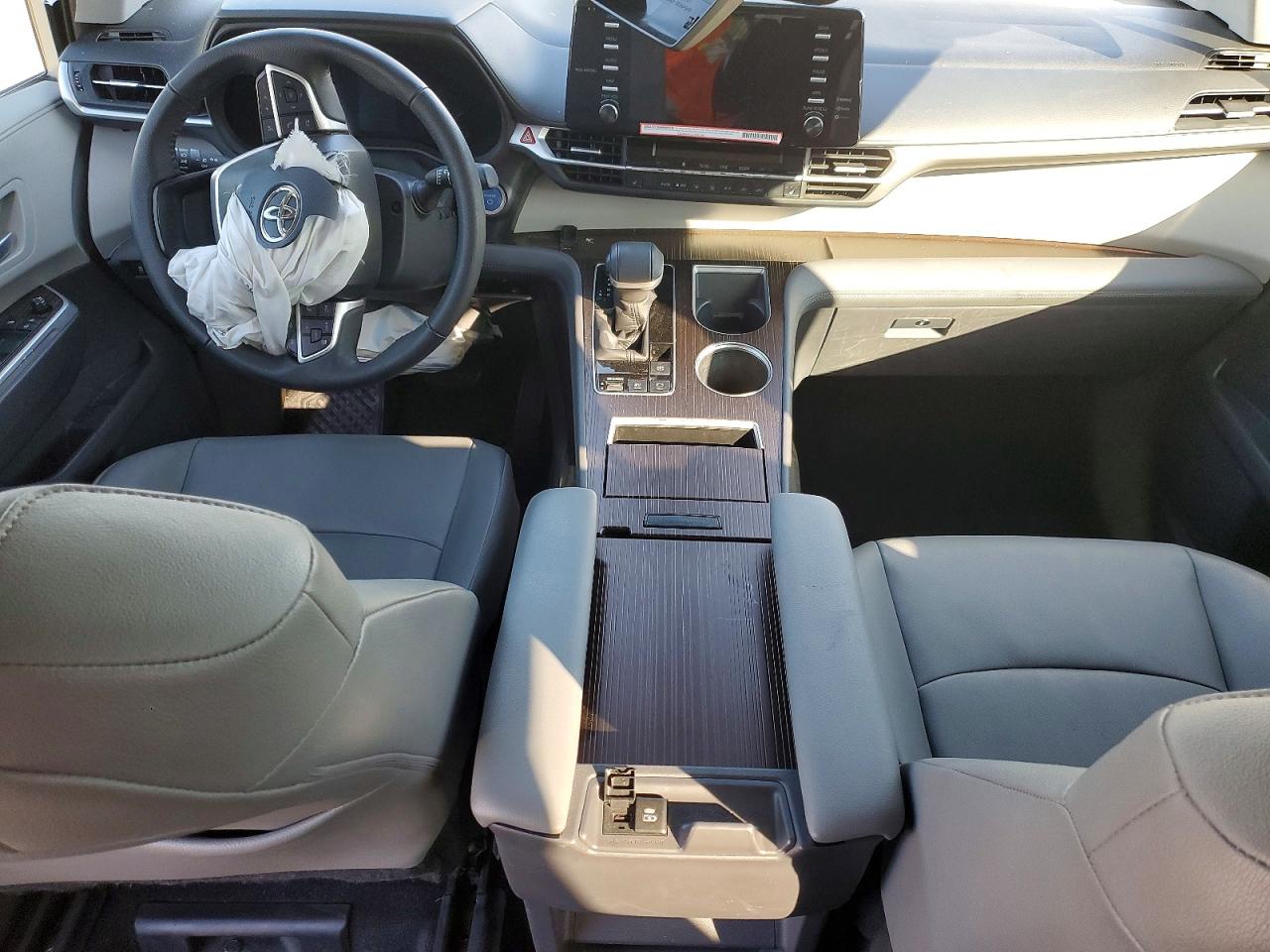 2022 TOYOTA SIENNA XLE photo 15