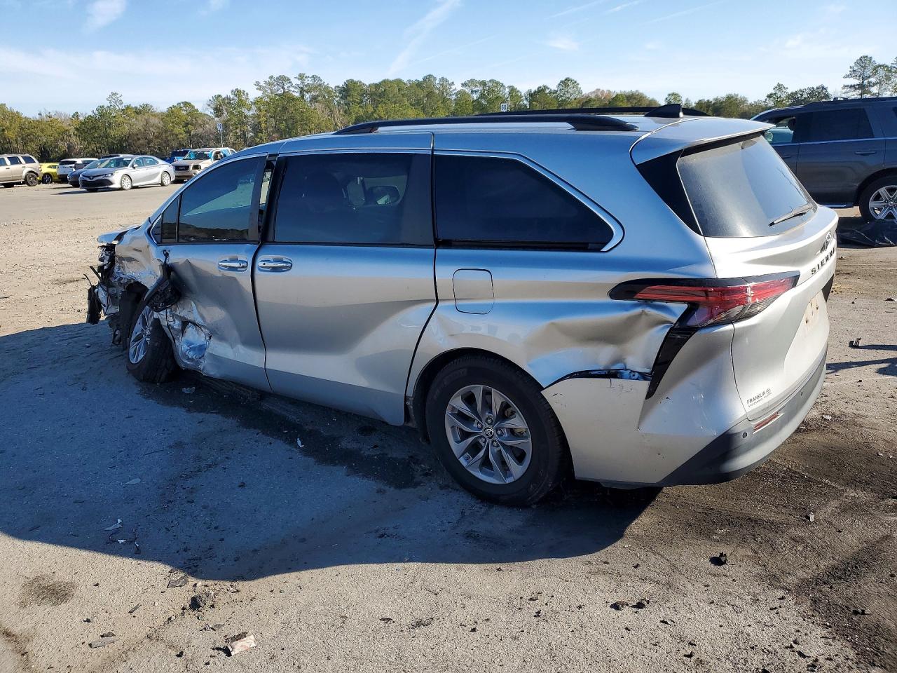 2022 TOYOTA SIENNA XLE photo 3