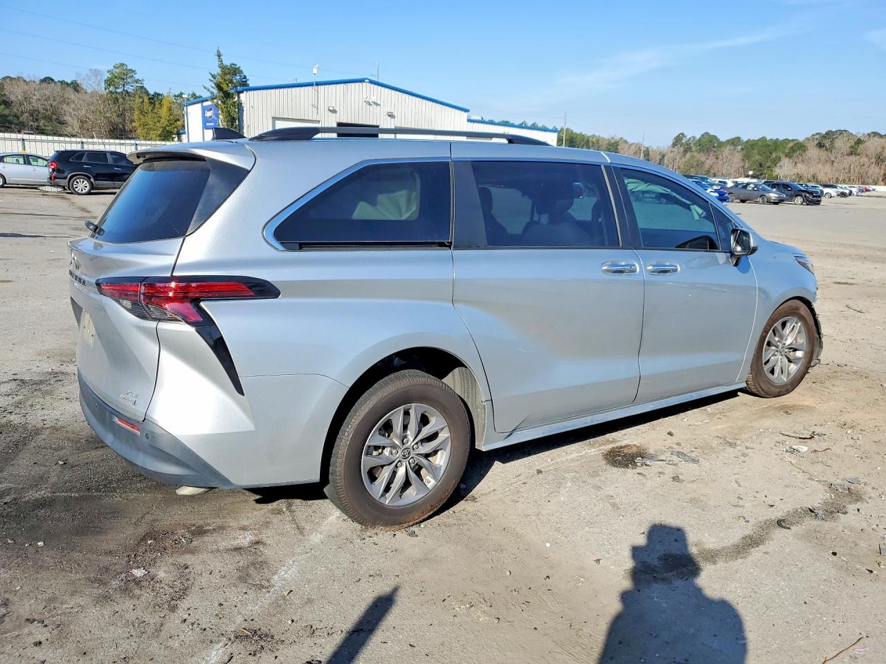 2022 TOYOTA SIENNA XLE photo 5