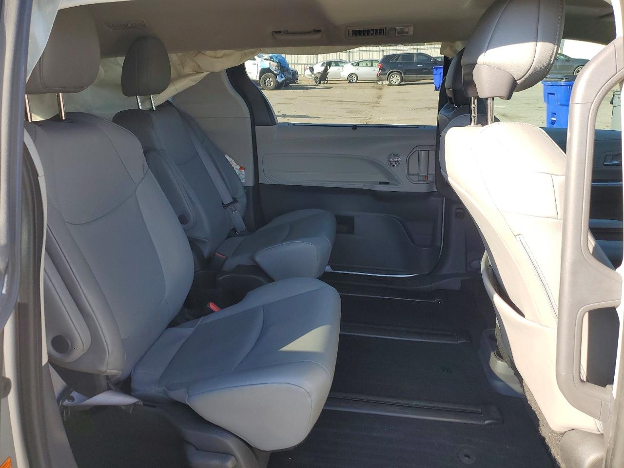 2022 TOYOTA SIENNA XLE photo 21