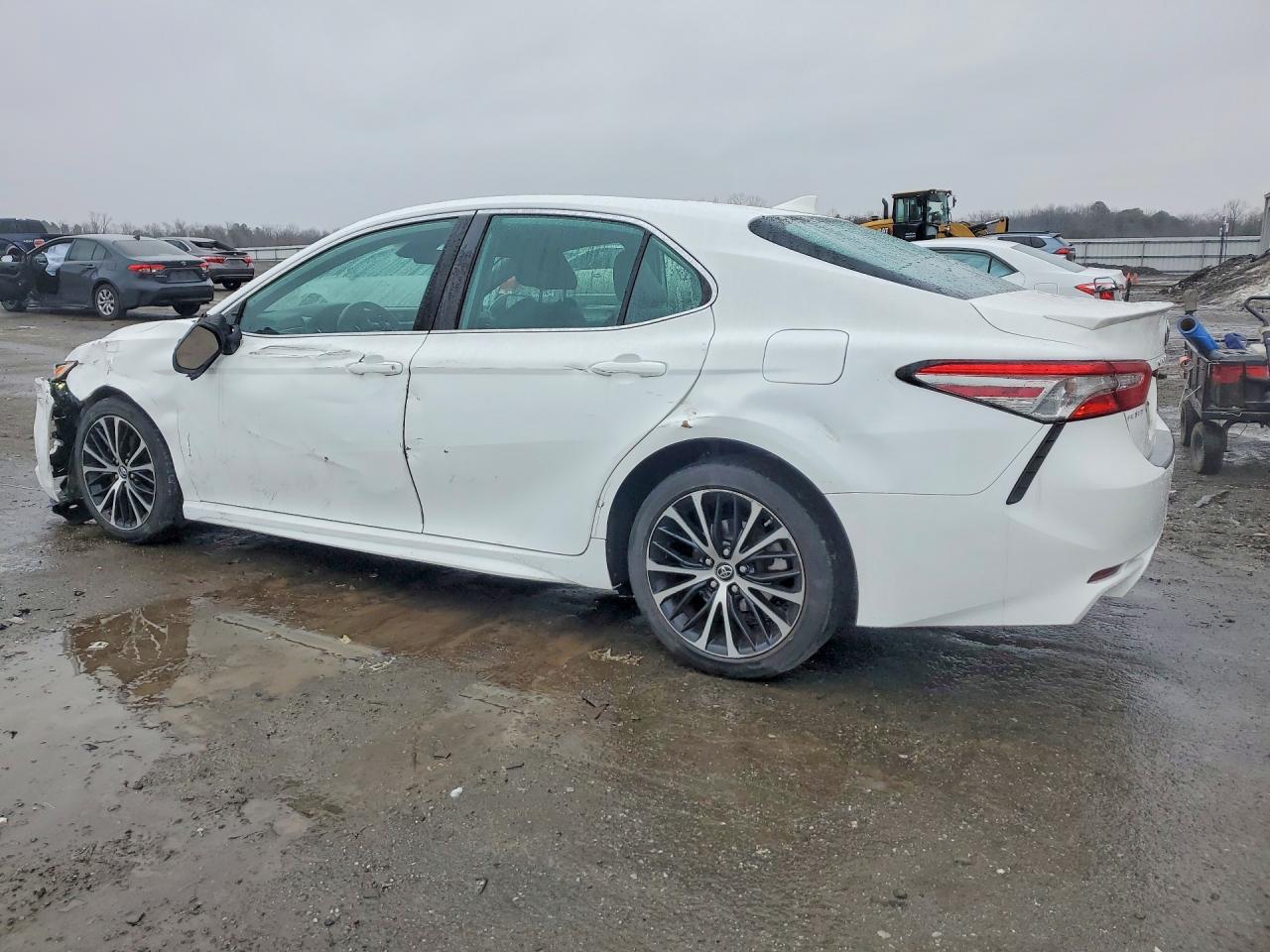 2019 TOYOTA CAMRY SE photo 3