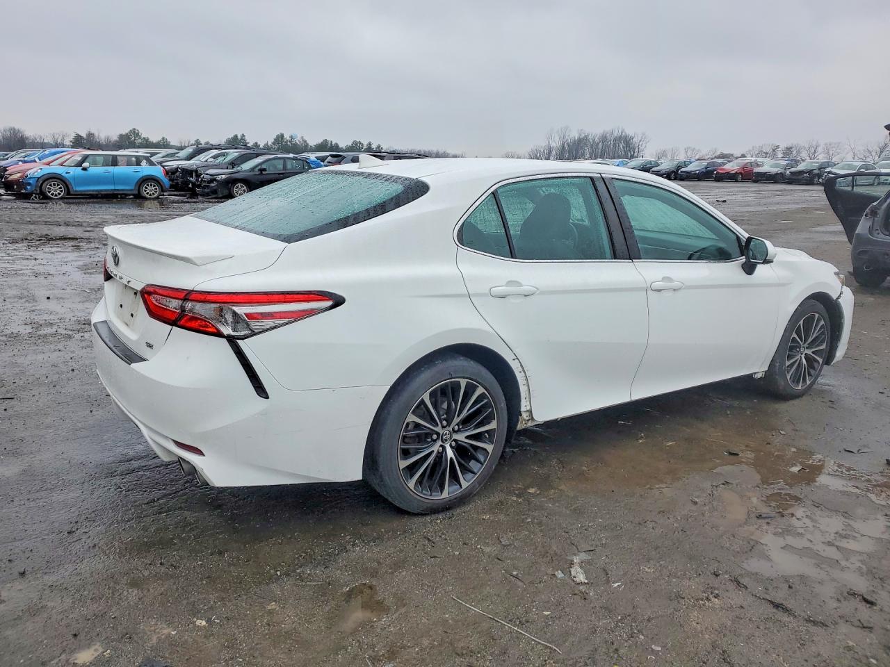 2019 TOYOTA CAMRY SE photo 5