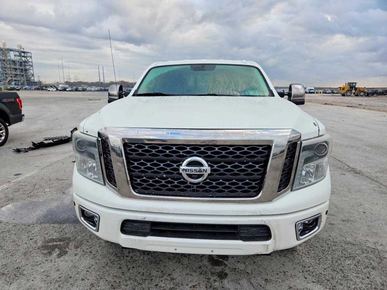 2016 NISSAN TITAN XD SL photo 9