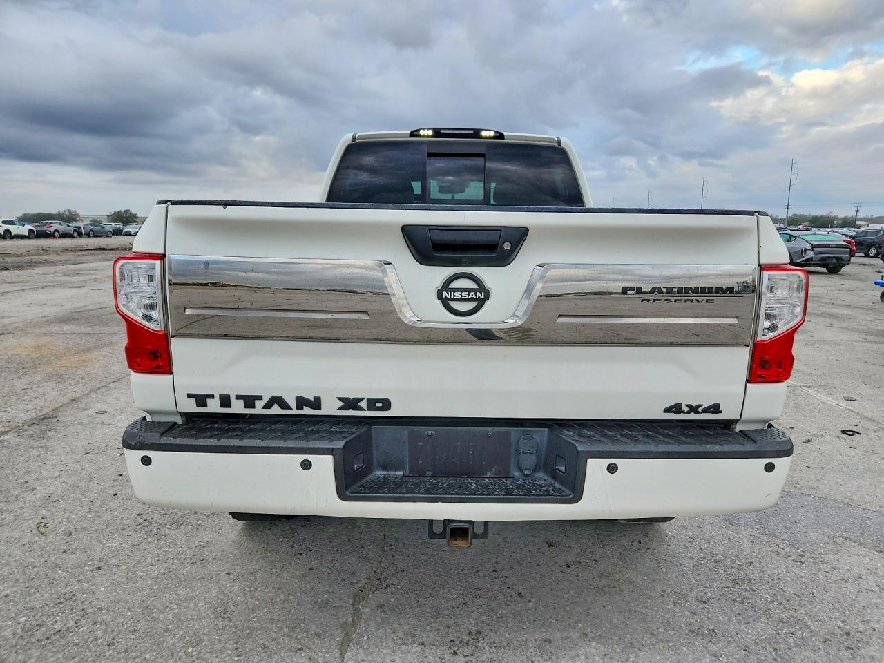 2016 NISSAN TITAN XD SL photo 11