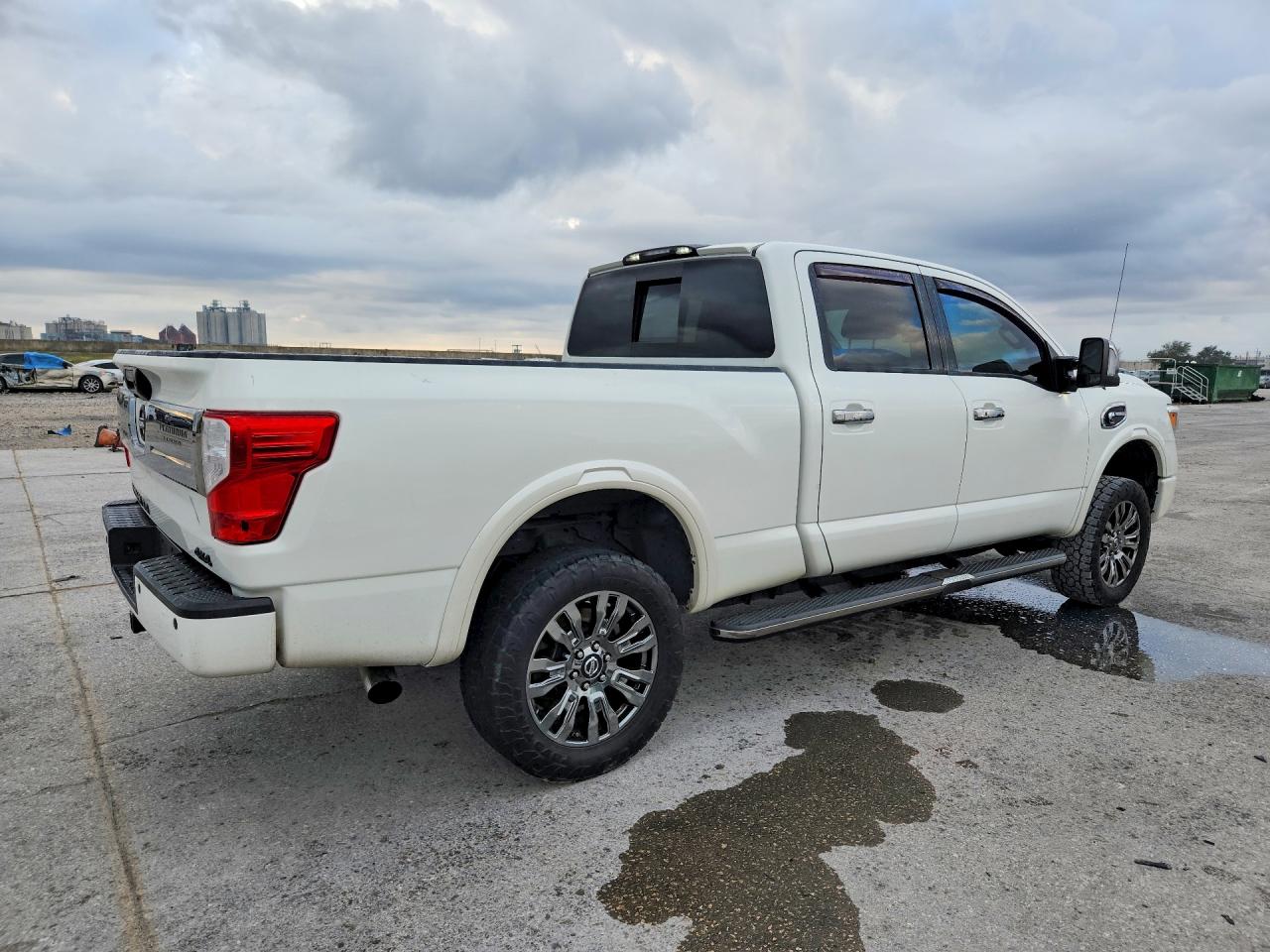 2016 NISSAN TITAN XD SL photo 5