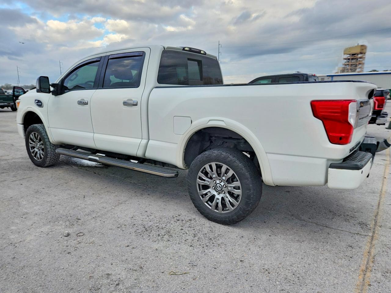 2016 NISSAN TITAN XD SL photo 3