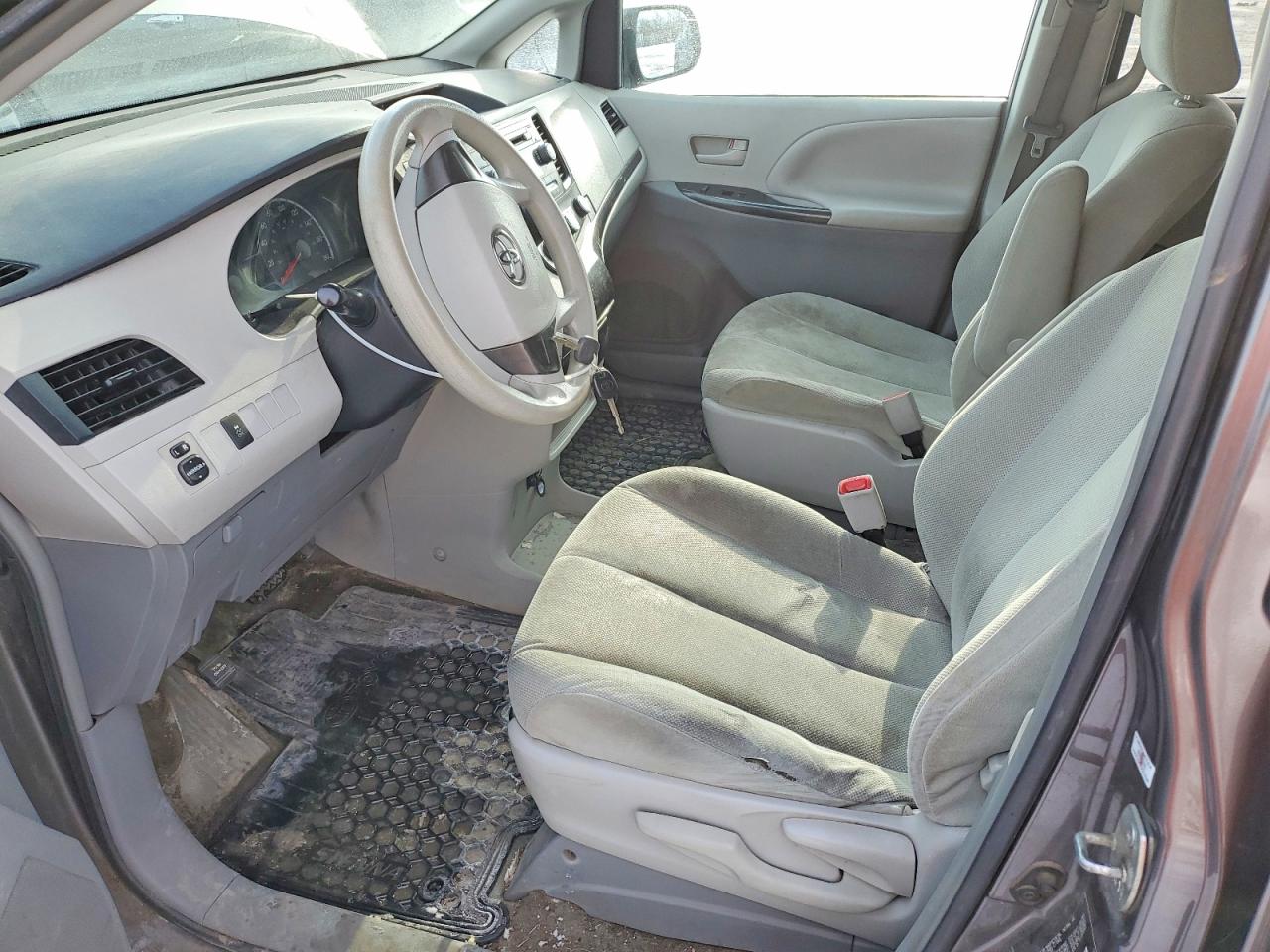 2013 TOYOTA SIENNA CE photo 13
