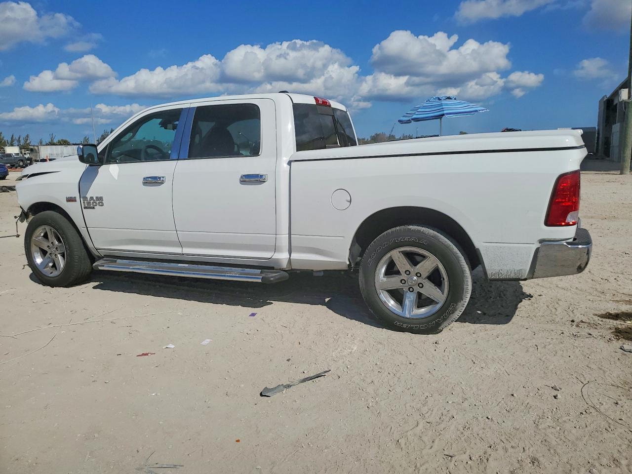2019 RAM 1500 CLASSIC SLT photo 3