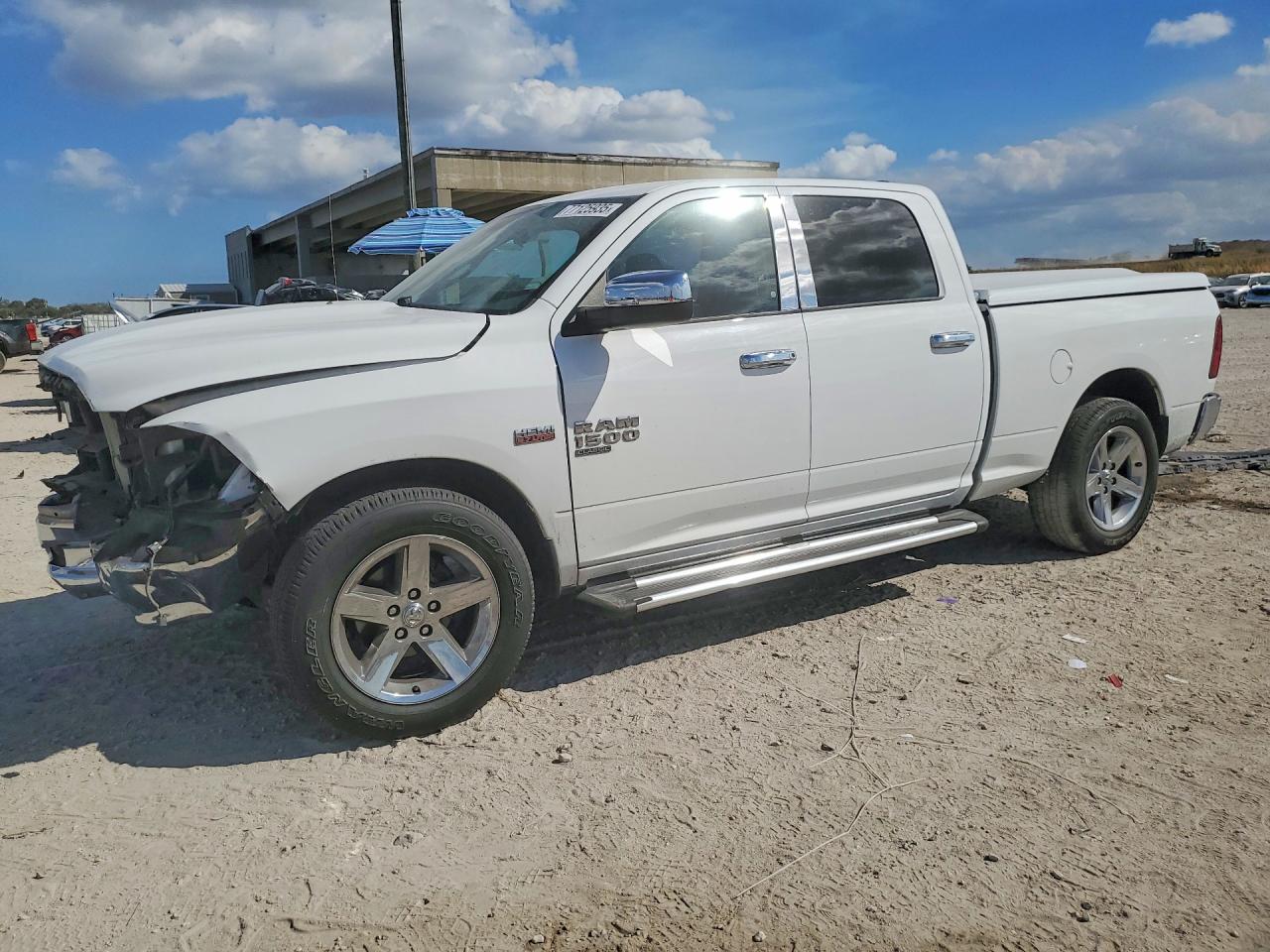 2019 RAM 1500 CLASSIC SLT photo 2