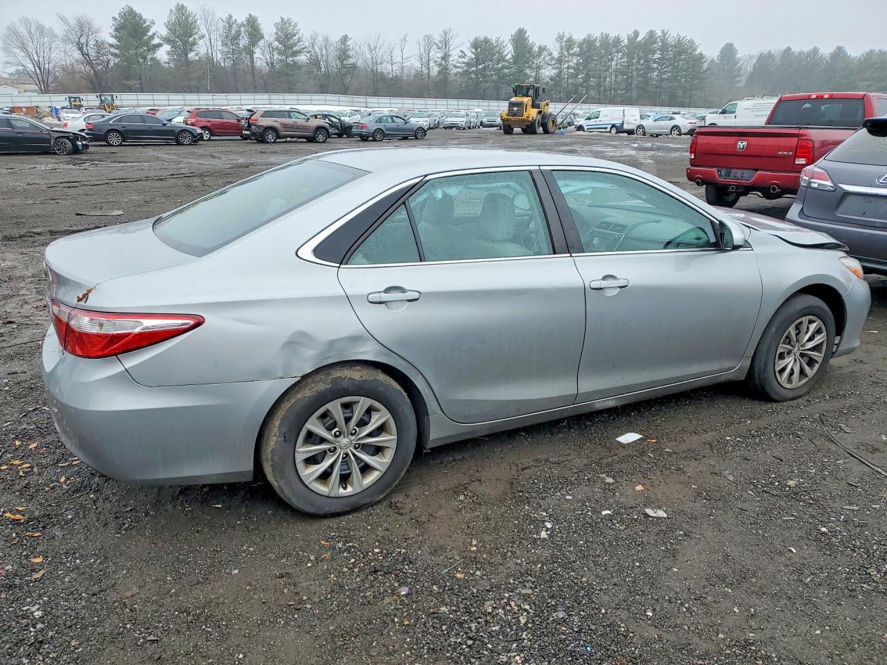 2016 TOYOTA CAMRY LE photo 3