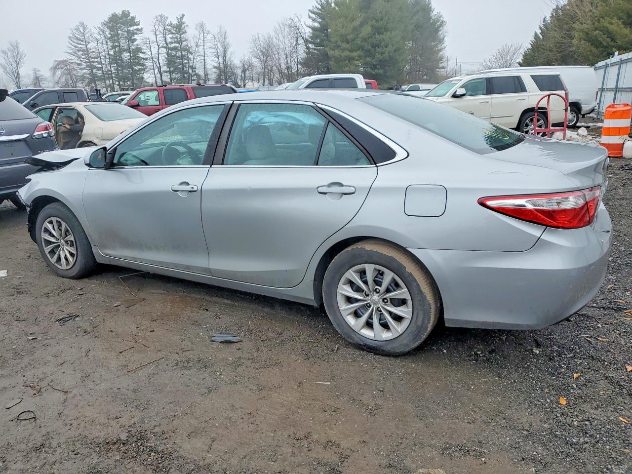 2016 TOYOTA CAMRY LE photo 2